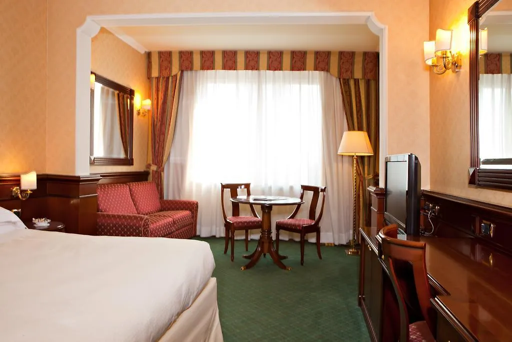 Atahotel Executive Milán 4*,